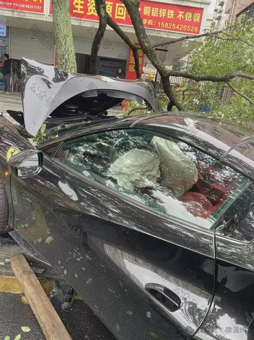 一轿车冲入逆向车道撞上跑车:一轿车冲入逆向车道撞上跑车一